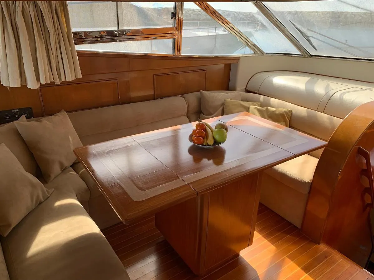 Luna Badalona Botel